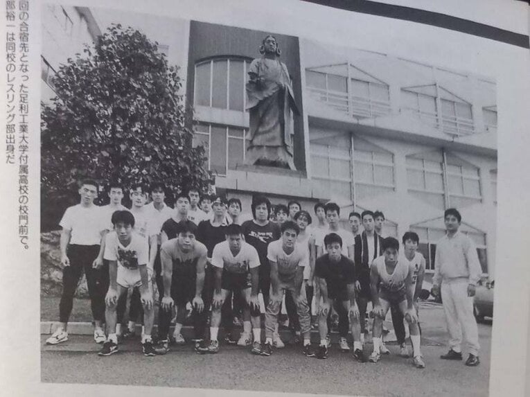 校門前で撮影した集合写真（当時、布施鋼治氏が寄稿した『格闘技通信』1991年12月号より）
