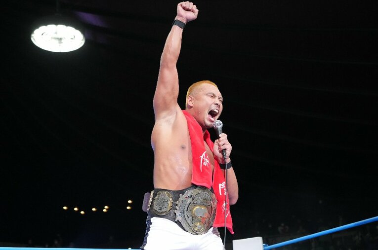 赤い闘魂マフラー姿の中嶋勝彦は全日本プロレスのリングで「ダーッ」を叫んだ。2023年12月31日、国立代々木競技場・第二体育館 ／ photograph by Essei Hara