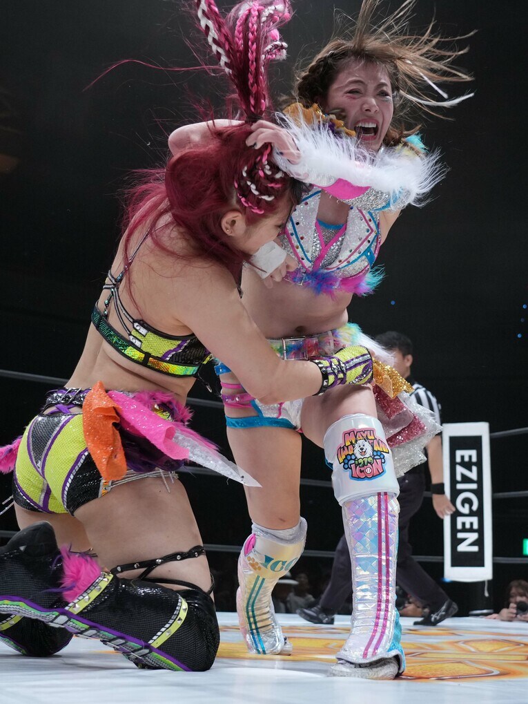 イヨ・スカイに容赦ないエルボーを叩き込む岩谷麻優　©Essei Hara