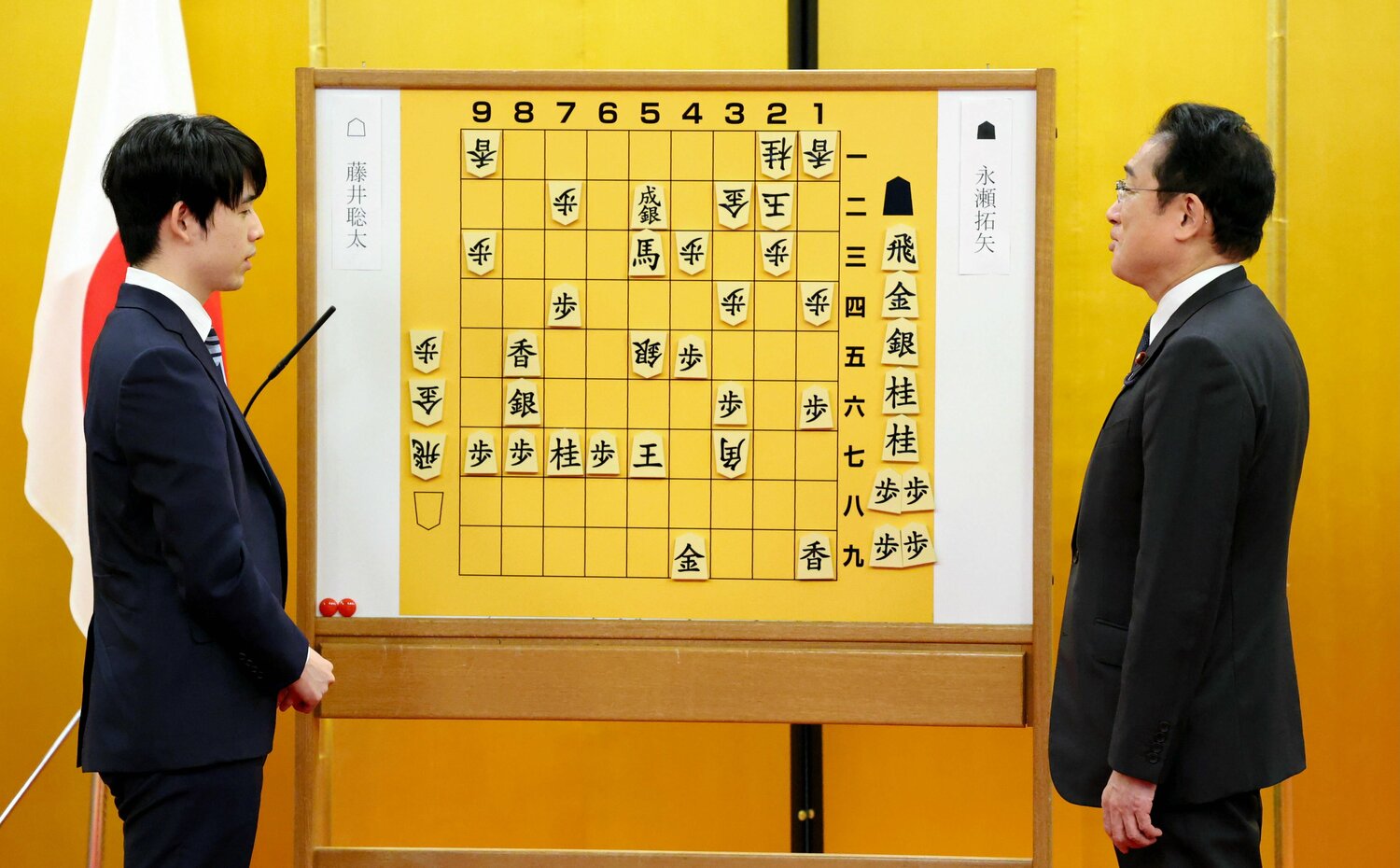 内閣総理大臣顕彰の受賞後、岸田文雄首相（右）に八冠達成時の対局を説明する藤井聡太八冠　©JIJI PRESS