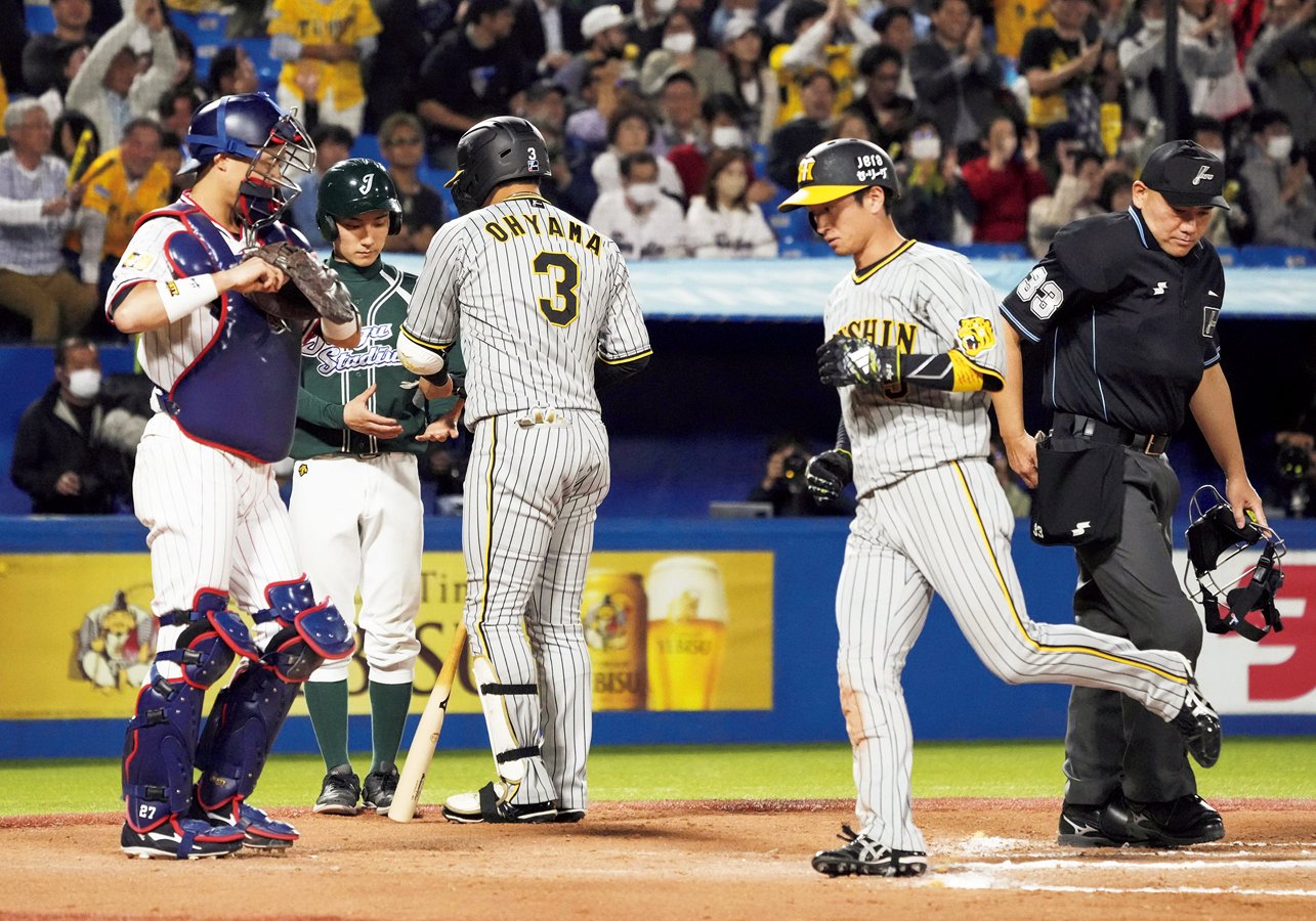 5月25日のヤクルト戦。10回表、2死満塁の場面で大山が四球を選び、近本が生還。続く佐藤輝が適時二塁打を放ち、この回4点を奪って勝利した　©KYODO