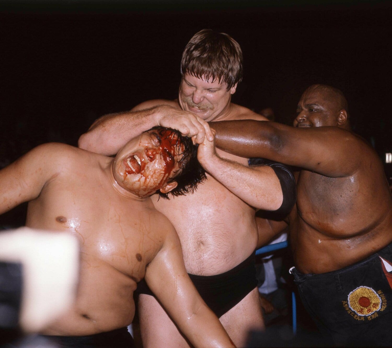 ハンセンとブッチャーの一方的な攻撃で奴は血だるまに。国内デビュー戦は凄惨マッチとなった　©東京スポーツ新聞社