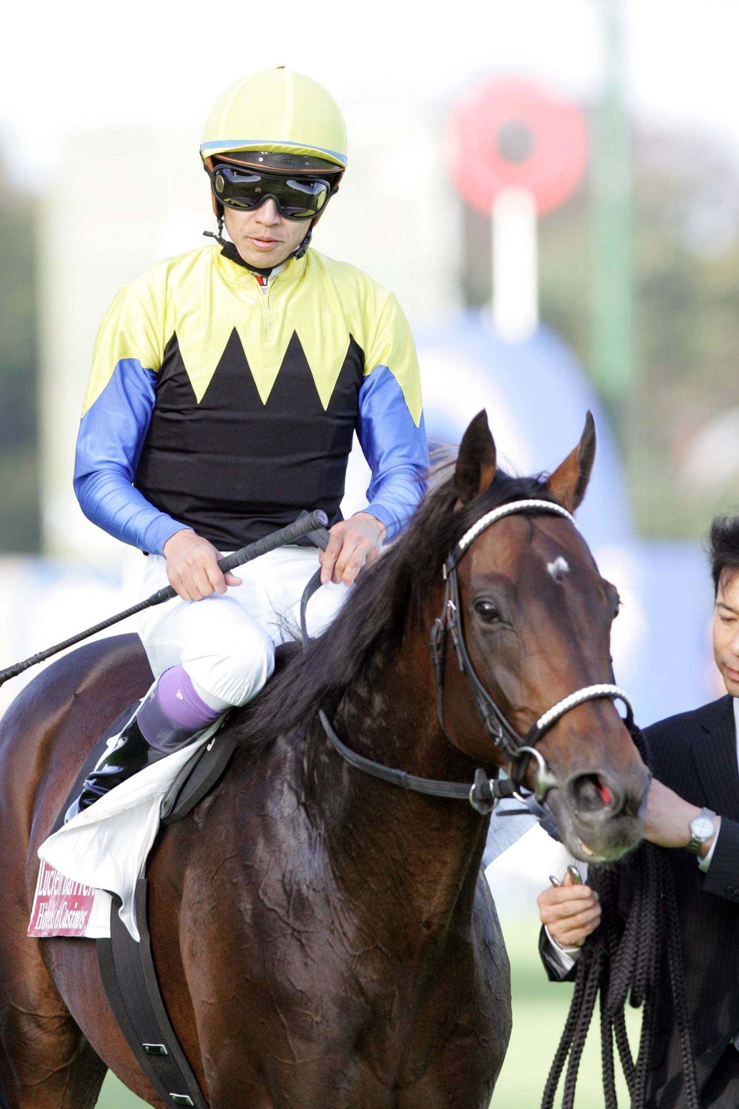 2006年に凱旋門賞に挑んだディープインパクト。鞍上には武豊　©AFLO