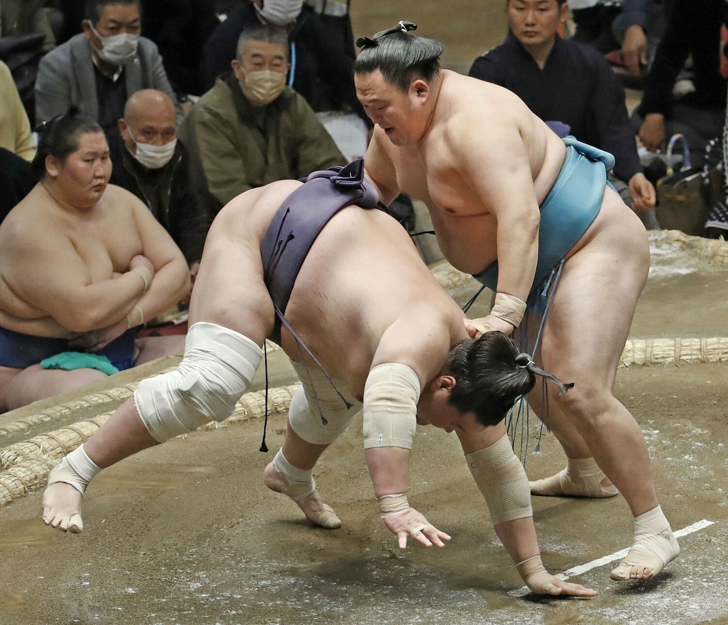 初場所6日目、突き落としで玉鷲に敗れた照ノ富士 ©KYODO