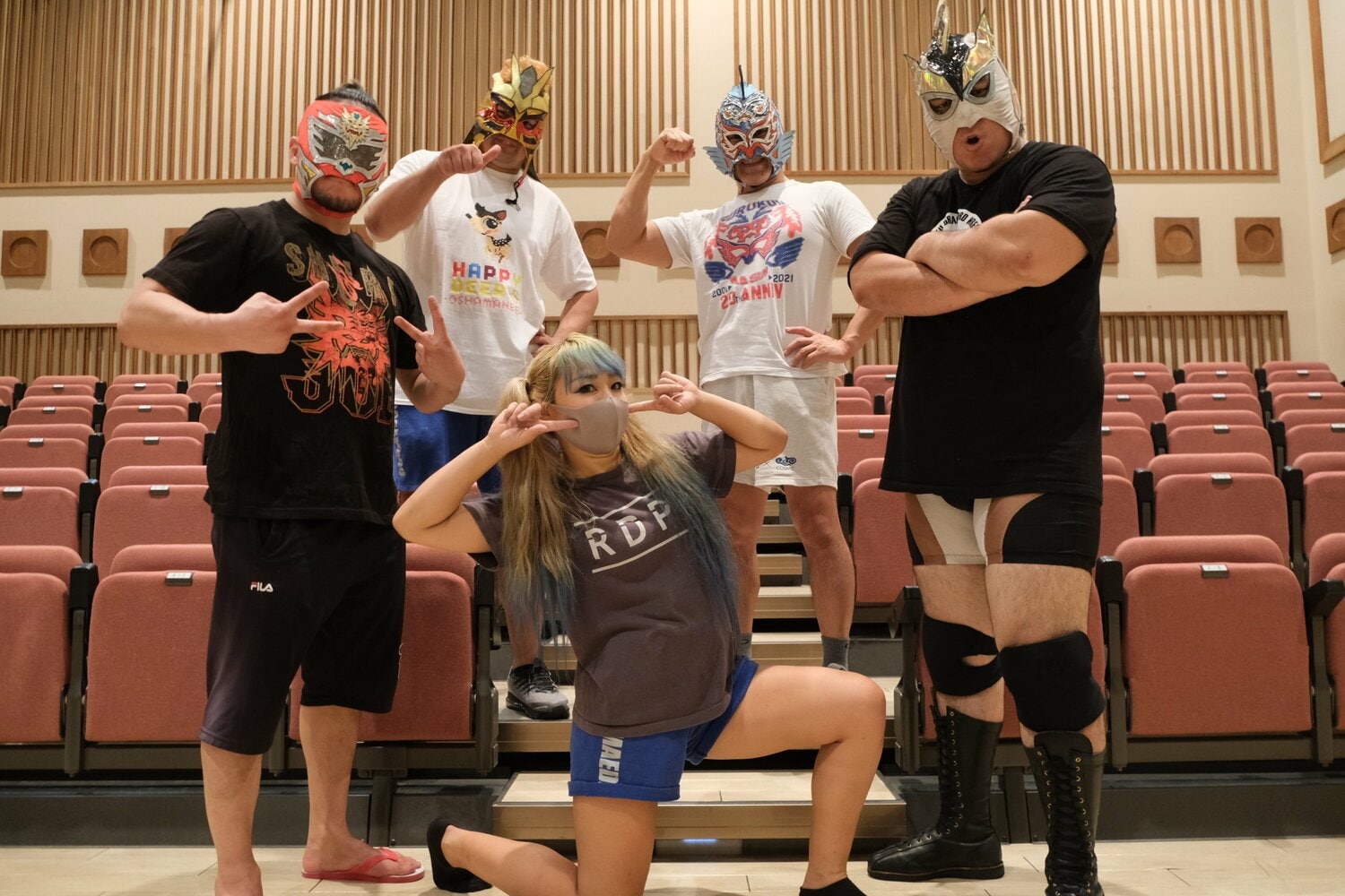 左から首里ジョー、GOSAMARU、まえだみさき、グルクンマスク、ウルトラソーキ