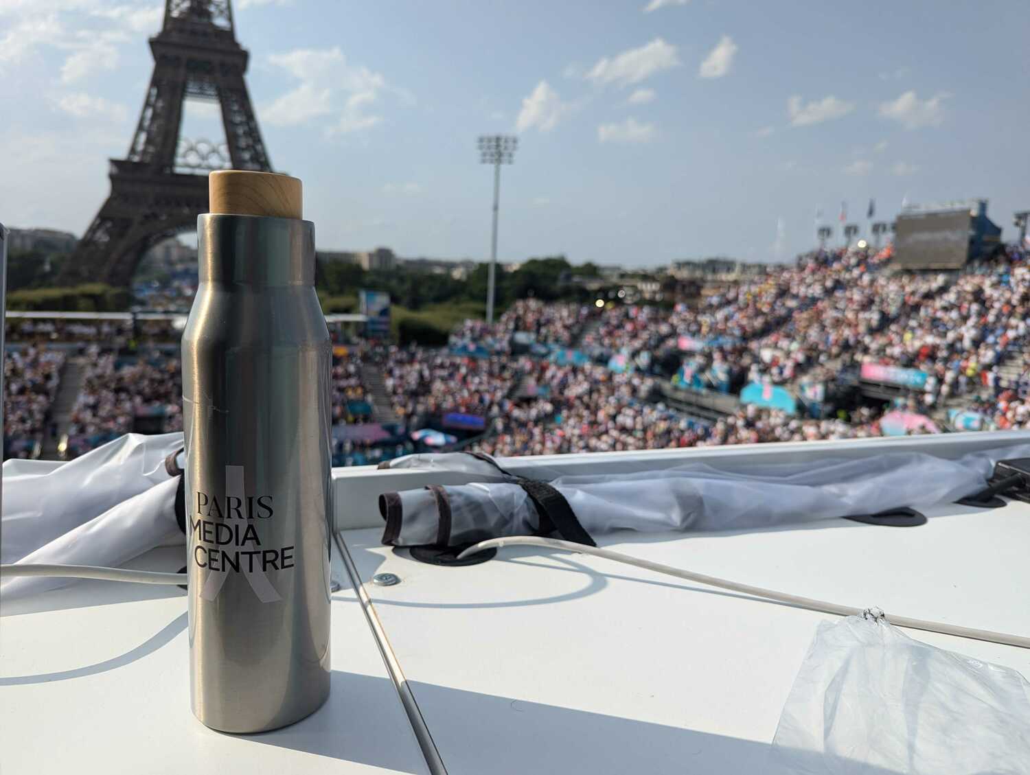 日光を浴びて“危険物”と化した記者の水筒 ©JMPA