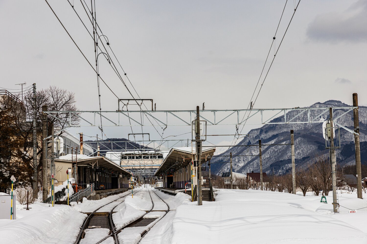 駅前の踏切から見た白馬駅