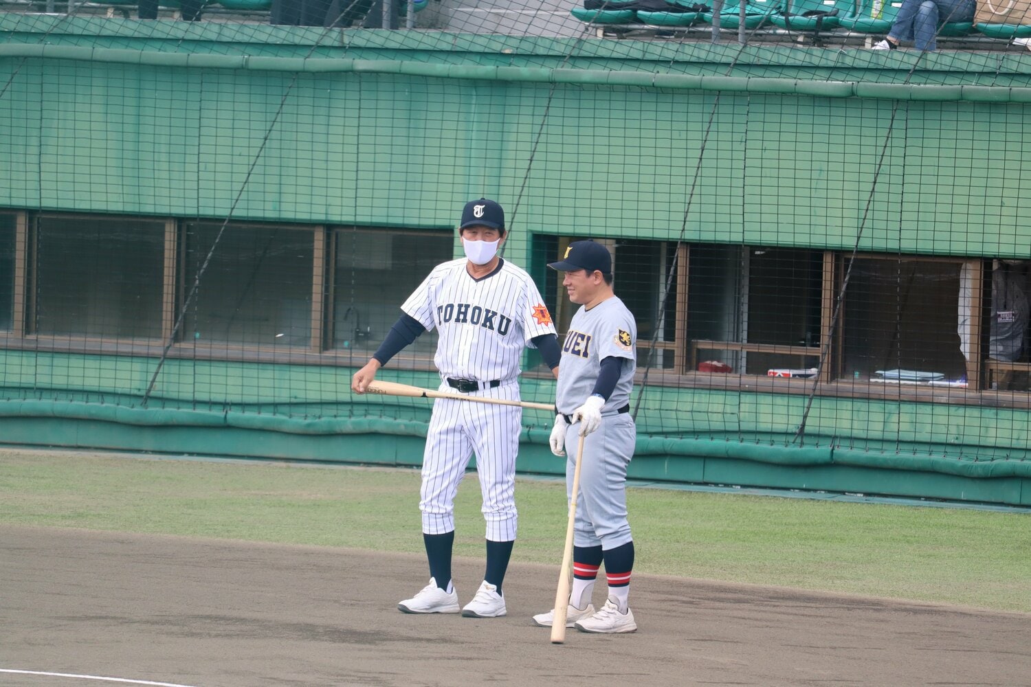 東北大会決勝。仙台育英・須江航監督と話すヒロシさん ©Genki Taguchi