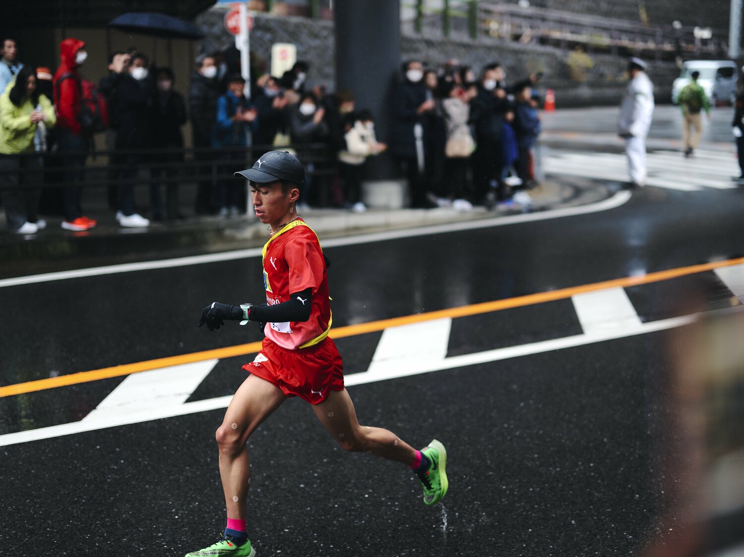 山を軽々と駆け上がる山本の足取りは他のランナーとは明らかに違っていた　©Yuki Suenaga