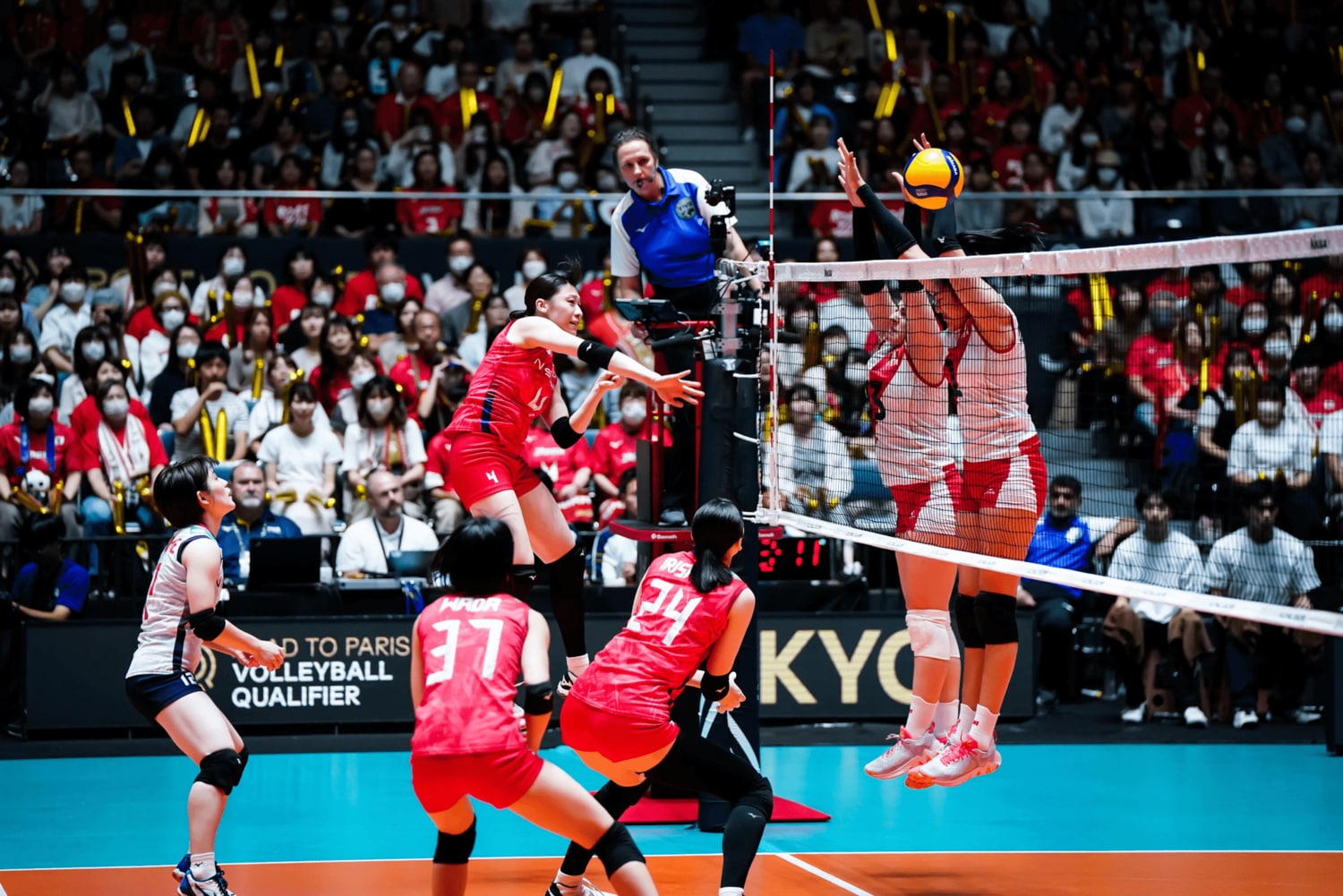 ペルー戦で強烈なスパイクを放つ石川真佑　©︎FIVB