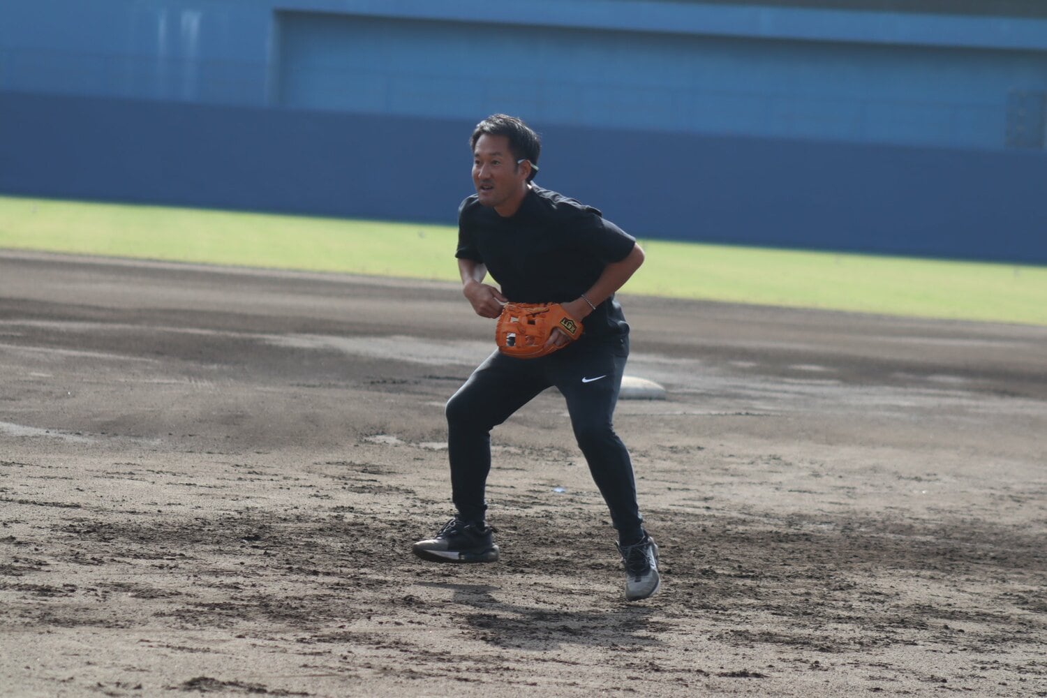 ジャパンウィンターリーグで守備指導する平野氏　©Kou Hiroo