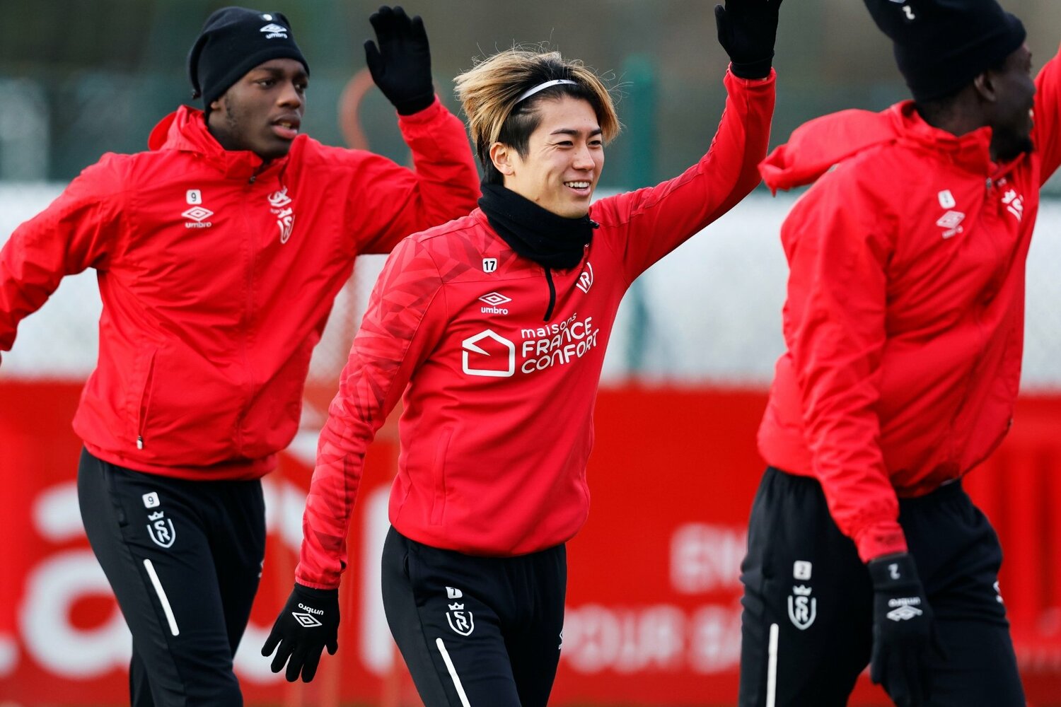 トレーニング中、笑顔の中村敬斗