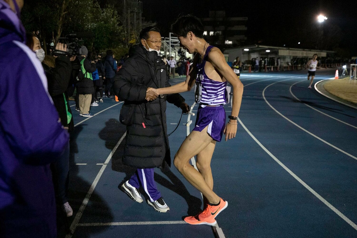 日体大長距離競技会を終えた田澤を出迎える大八木監督