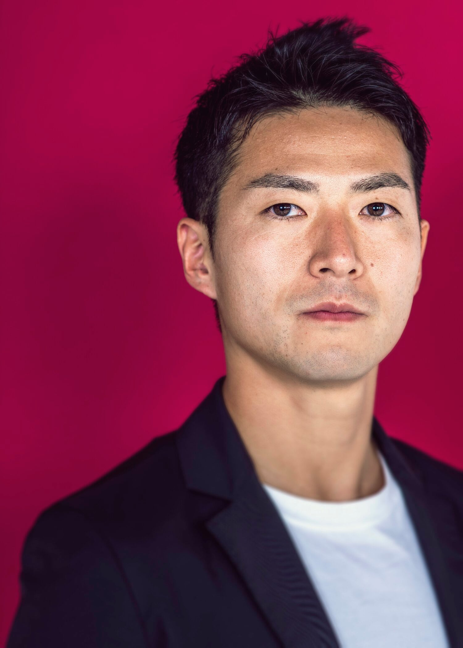 早稲田大のスクールカラーである「臙脂色」をバックに（2019年撮影）©Takuya Sugiyama