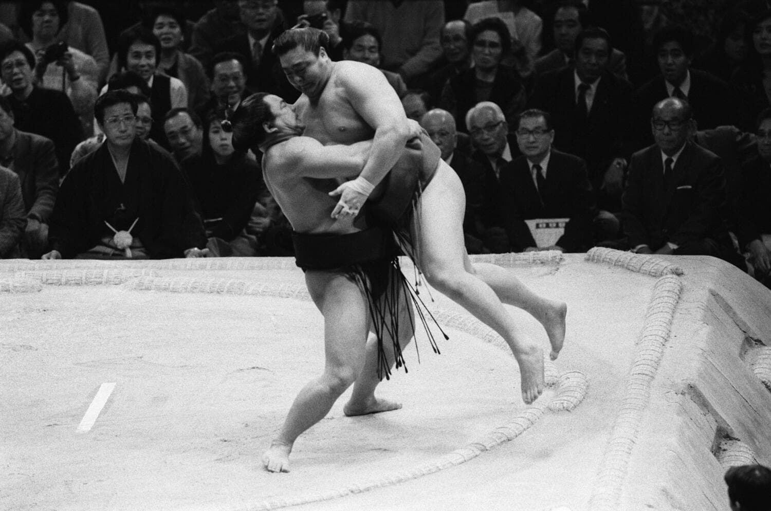 1988年の九州場所14日目、旭富士をつり出しで破り53連勝を決めたシーン　©JIJI PRESS