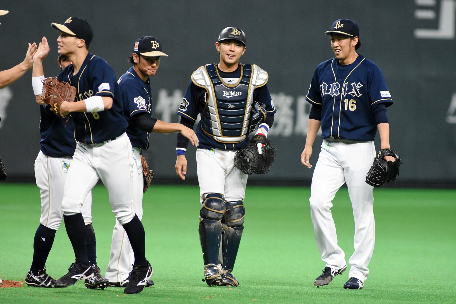 若手捕手として台頭した2016年、平野佳寿投手（右）と勝利を喜ぶ　©JIJI PRESS 2016年