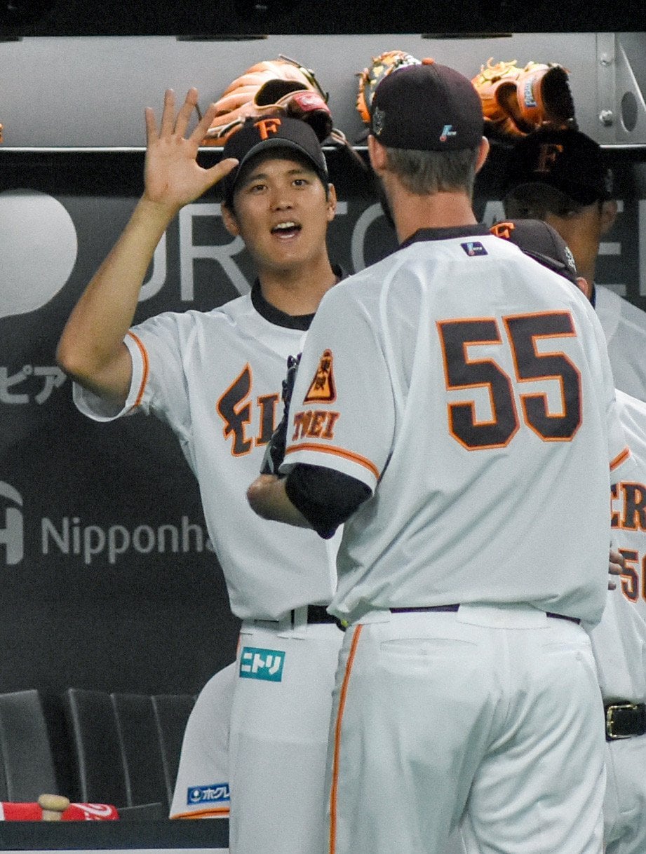 日本ハム時代、好投のマーティンを迎え入れる大谷（写真は右に続きます）　©JIJI PRESS