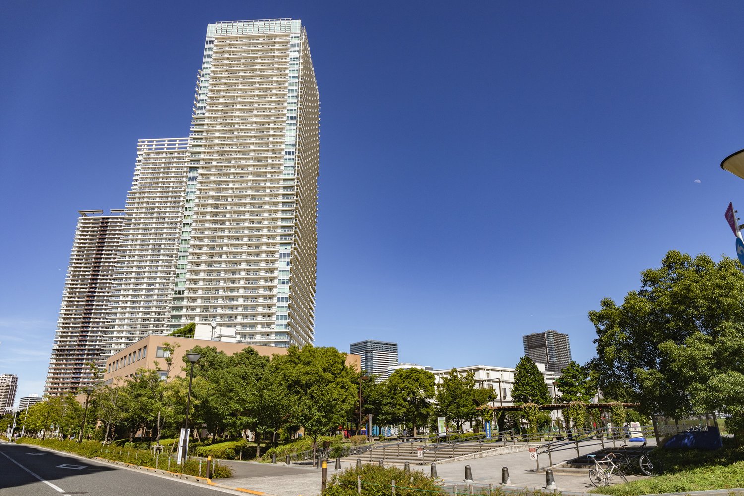 存在感のあるタワーマンション・パークタワー晴海。奥がザ・パークハウス晴海タワーズ　
