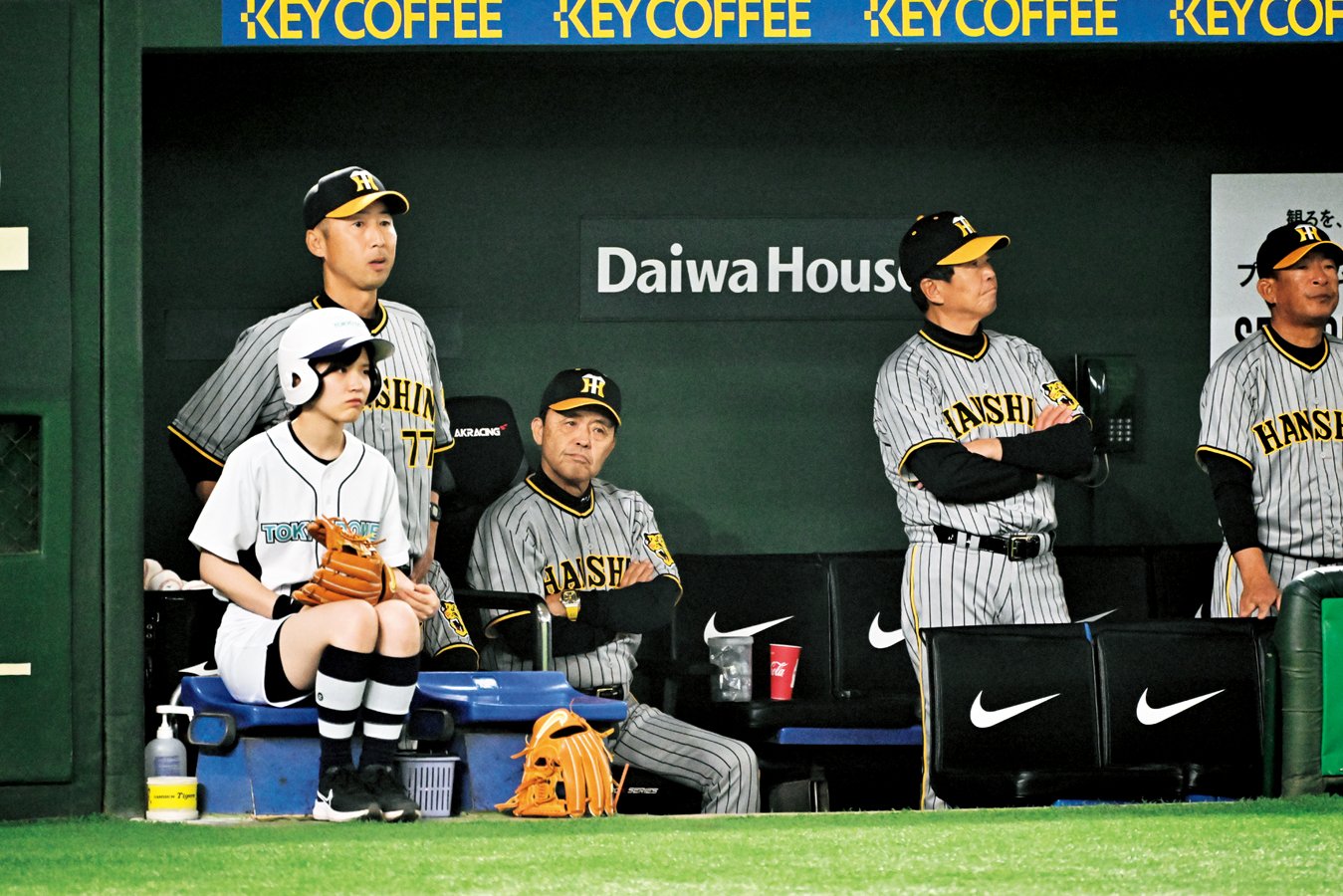 2023年の岡田監督。右隣は誰よりも岡田を知る参謀の平田勝男コーチ。 Hideki Sugiyama