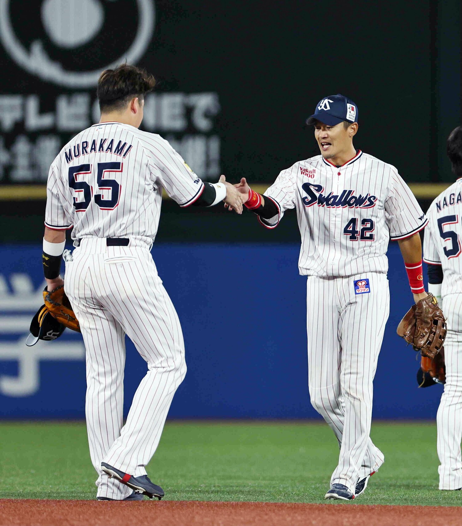 引退セレモニーが行われた10月3日のDeNA戦では、坂口と守備交代した村上（左）が涙を流す場面もあった　©︎JIJI PRESS