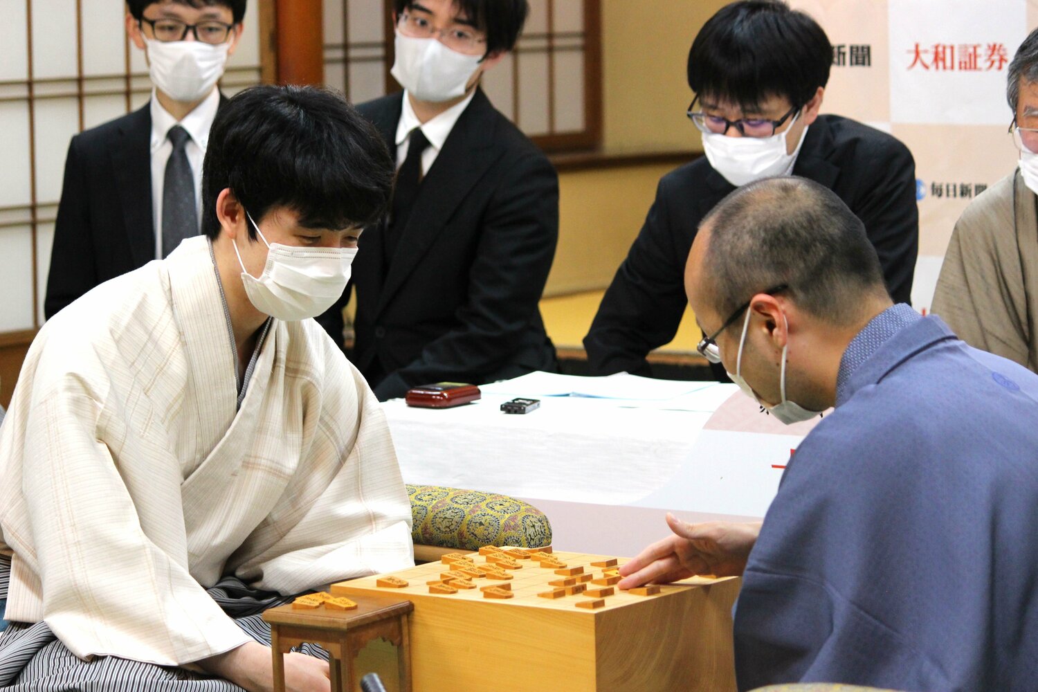 終局後の感想戦の様子。藤井聡太竜王も楽しげな笑みを浮かべていた　©Number Web