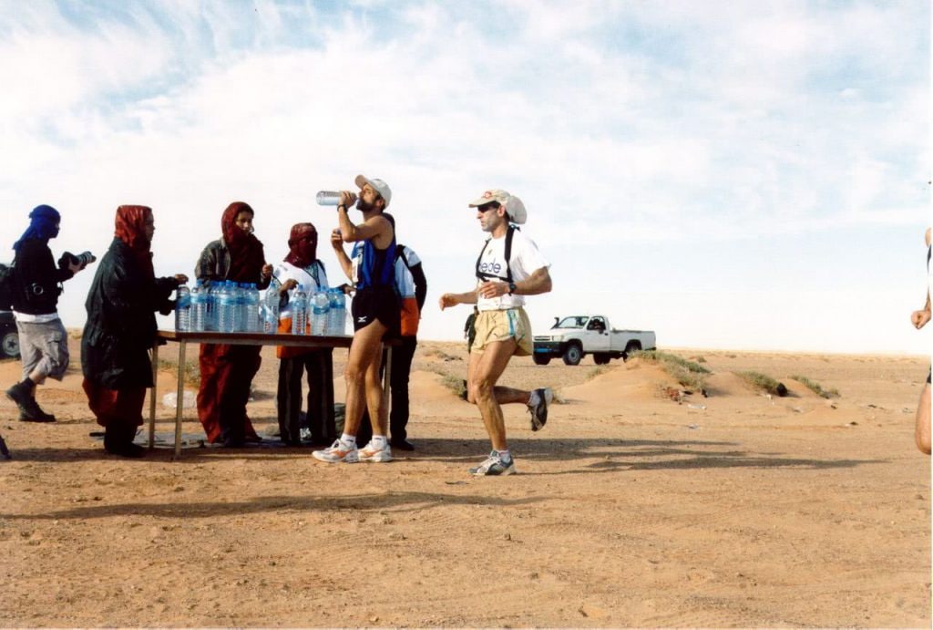 「サハラ・マラソン」給水所のイメージ ©SaharaMarathon