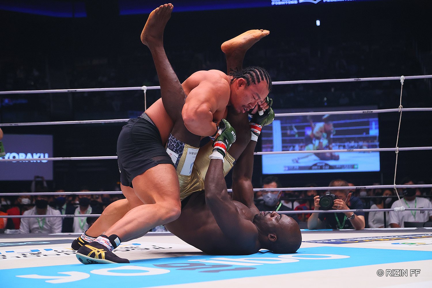 試合開始直後にテイクダウンを取られたボビー　©RIZIN FF