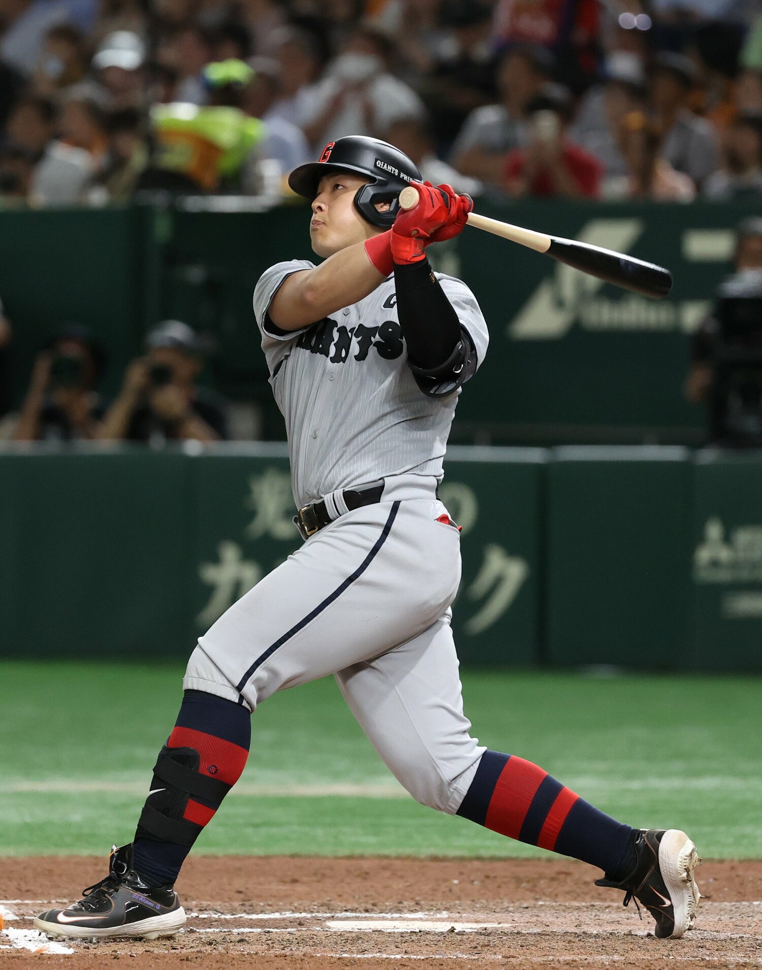 8月8日に31号本塁打を放った岡本。2位の村上宗隆に9本差をつけて独走中　©︎JIJI PRESS