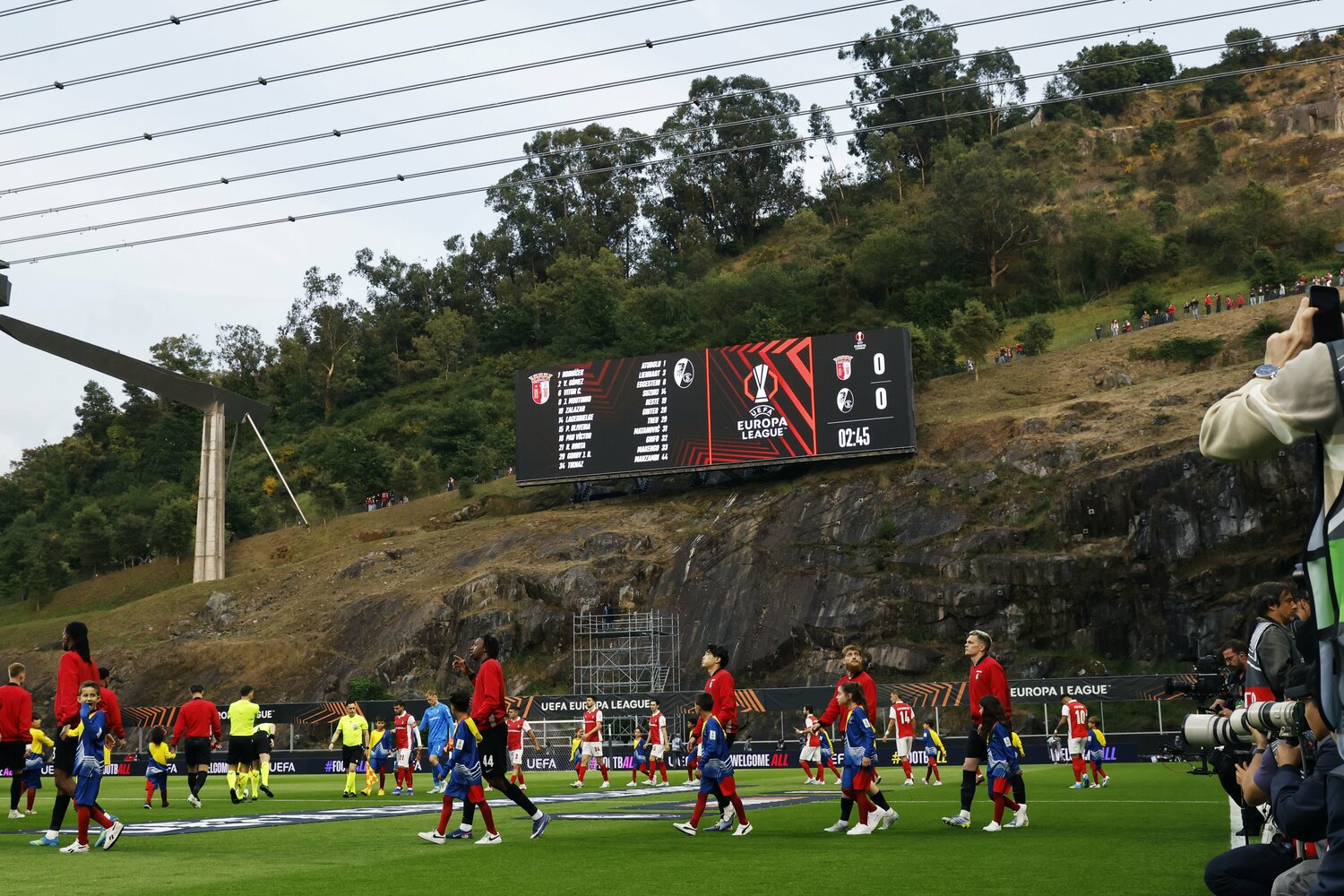 鈴木が入場するEL準決勝の舞台。敢えてこのタイミングを崖裏から観戦する通なブラガファンの姿も