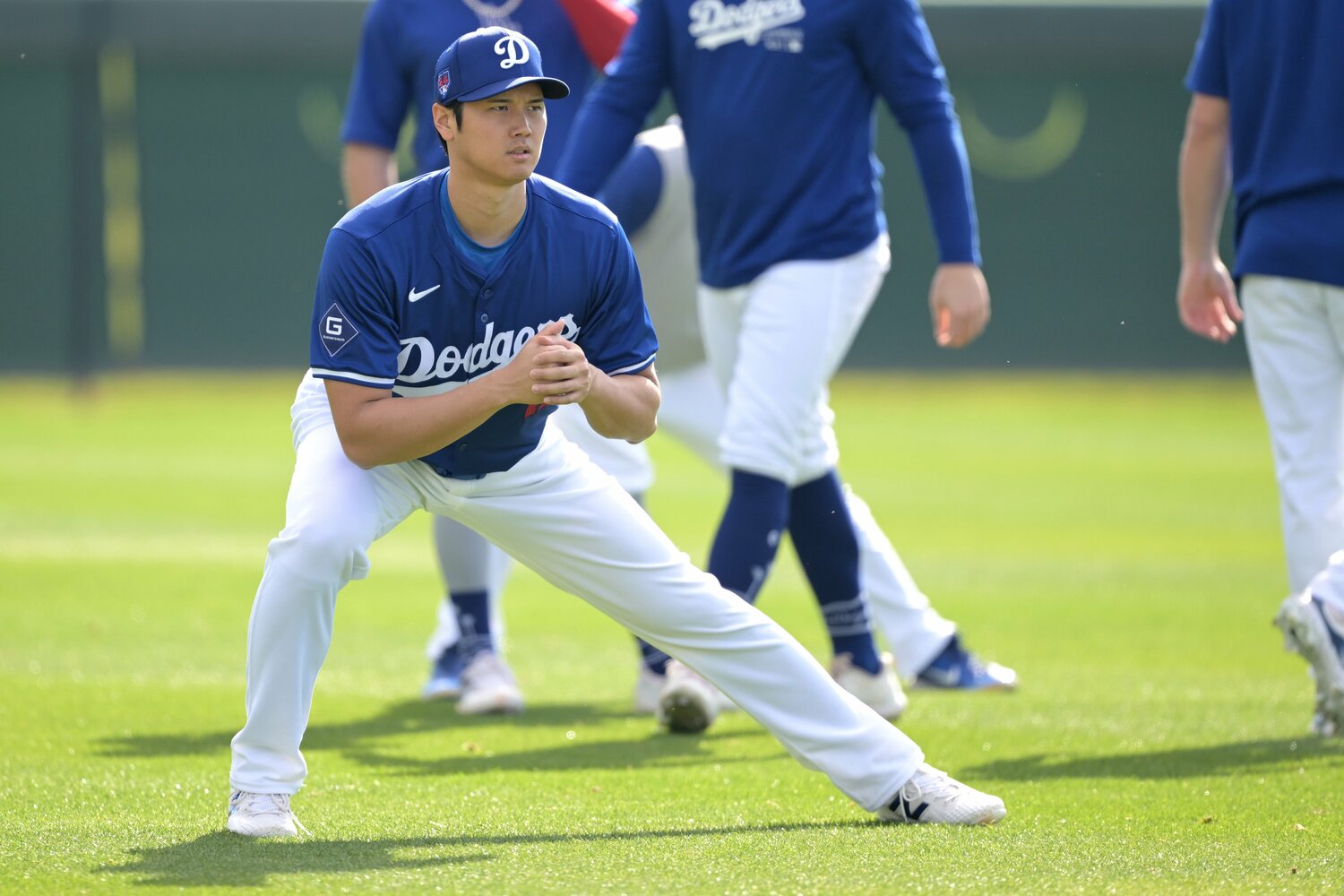入念にストレッチを行う大谷翔平　©JIJI PRESS