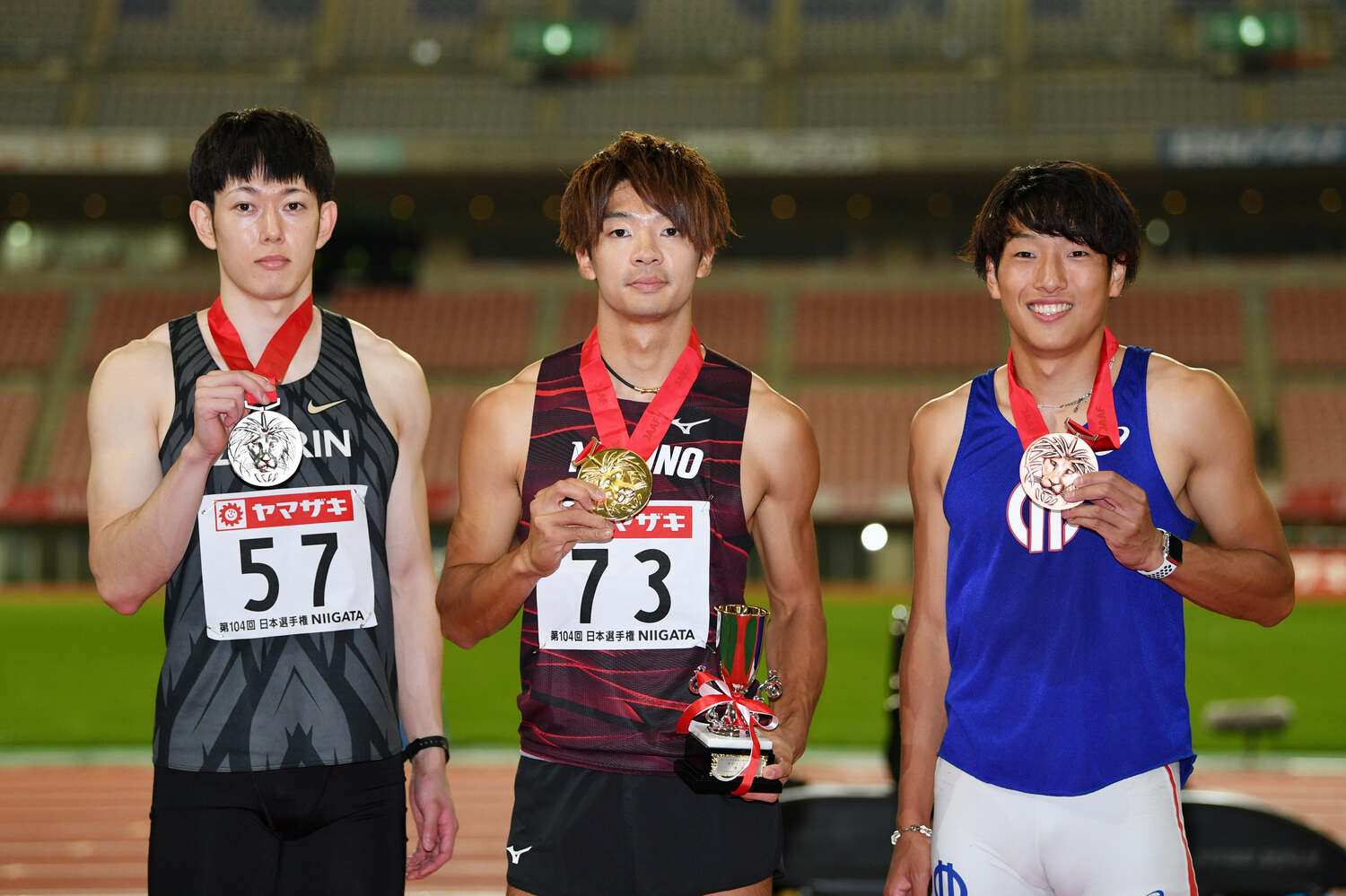 （左から）高山峻野、金井、泉谷駿介　©AFLO