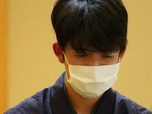 藤井聡太棋聖、“光速の扇子回し”も話題。王位戦3連勝で羽生善治九段、加藤一二三九段の持つ最年少二冠＆八段昇段記録更新へ王手。