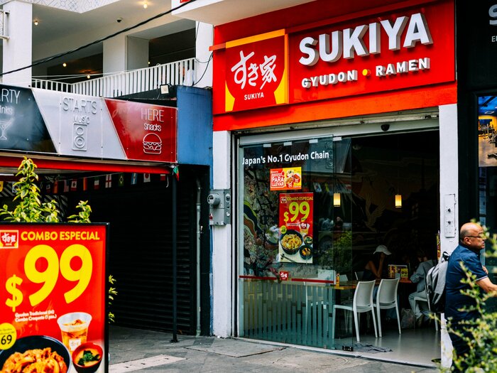 「牛丼を食べて涙が出そうに」“すき家inメキシコシティ”が過酷すぎW杯撮影でフラフラのカメラマンを救った「味噌汁、麦茶つき…約912円で良心的」＜Number Web＞ photograph by Kiichi Matsumoto