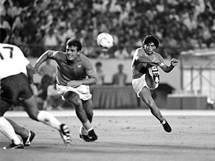 マラドーナVS日本代表　原博実が語る“幼稚園児扱い”「『おいでおいで』って来させてキュッと逆を…」＜Number Web＞ photograph by JIJI PRESS