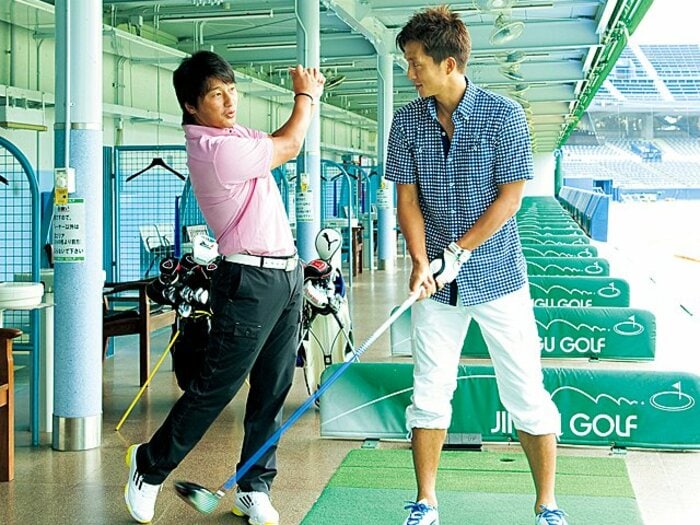 <アスリートはゴルフに夢中!> 三浦淳寛×福西崇史 「蹴るのも打つのもイメージは同じ」<Number Web> photograph by Miki Fukano