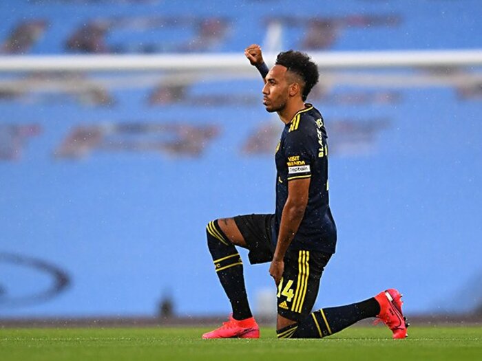 マンCの通常運転、黙祷、BLM運動。悲劇も差別も乗り越えプレミア再開。＜Number Web＞ photograph by Getty Images