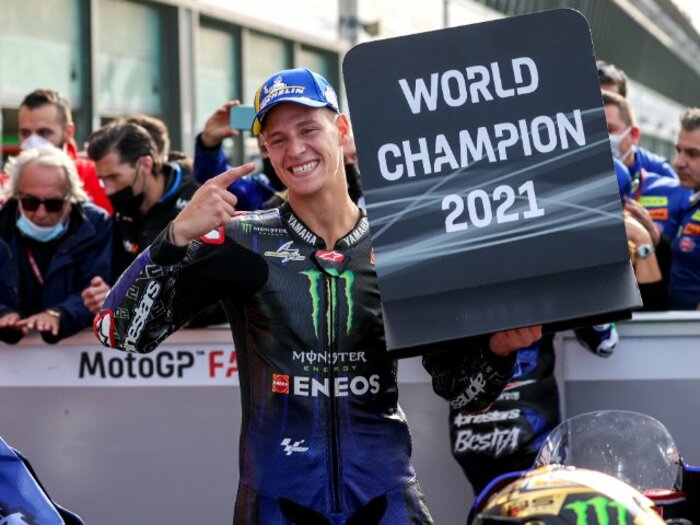 バイクとライダー速いのはどっち!? MotoGP新王者クアルタラロが少数派の並列4気筒、ヤマハYZR−M1で勝てたワケ＜Number Web＞ photograph by Satoshi Endo