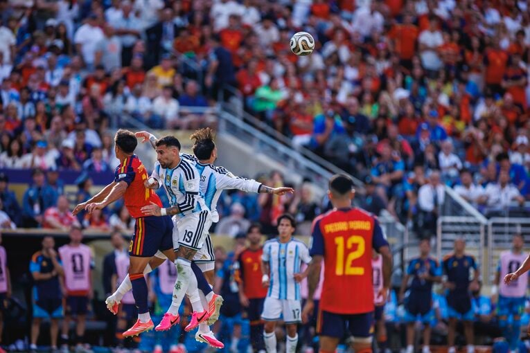 テレビ映像では伝わり切らないアルゼンチンvsスペインの決定的瞬間…写真は右に続きます　©Kiichi Matsumoto/JMPA
