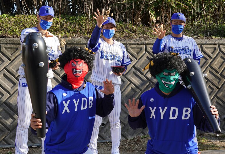 鬼役の木塚敦コーチ（前列左）、川村丈夫コーチ（同左）に豆を投げつける伊勢（一番右）、三嶋（中央）、入江（一番左）　©JIJI PRESS