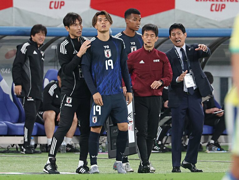 前田遼一コーチ（前列左）はセットプレーの攻撃を担当している　©AFLO