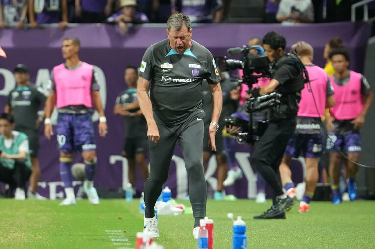 ピッチサイドで感情をあらわにする広島のスキッベ監督　©Masashi Hara