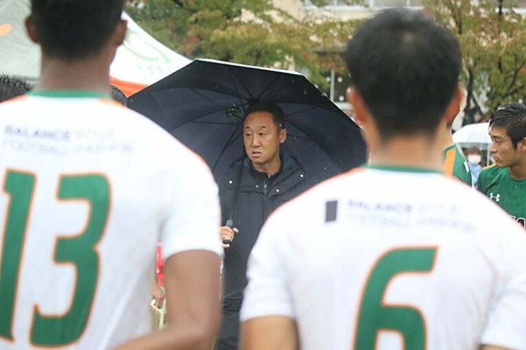 選手たちに言葉を投げかけた黒田監督。複雑な心境のなかでこの試合を迎えた　©︎Takahito Ando