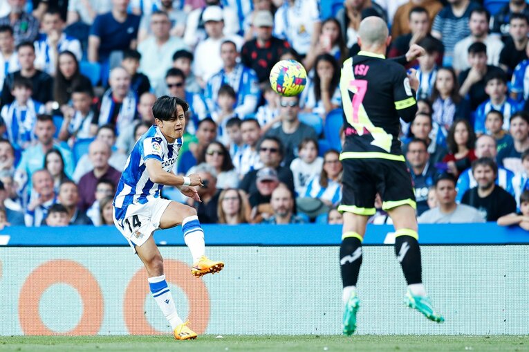 「クボはノルマル（普通）よ」辛口おばあちゃんにバルで遭遇も…カメラマンが撮った久保建英21歳の“軽快ドリブル＋母・祖母のような愛”(25)