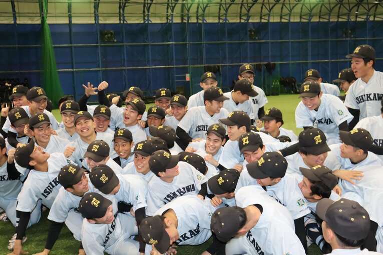 センバツ決定の一報を受け、歓喜する学法石川野球部のメンバーたち　©️Genki Taguchi