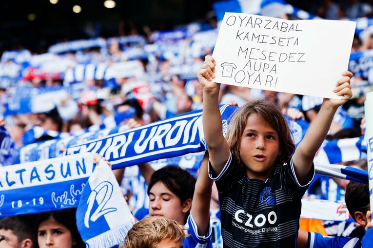 久保建英22歳誕生日に「タケはアイドル」日本語ボードの子供、メッシっぽい新ユニ姿やソシエダ主将との別れ…カメラマンが見た“幸せな最終節”(9)