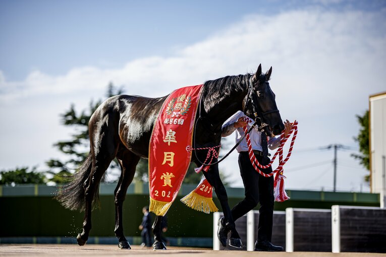 優勝レイをかけられたロブチェン　©Kiichi Matsumoto