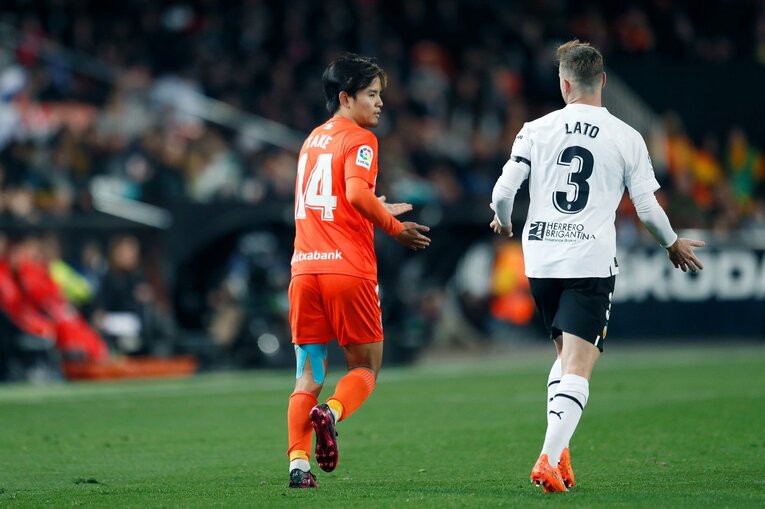 〈久保建英ソシエダ月間MVP〉敵地で憎まれるのは名が知れた証拠だが…「クボへの徹底マーク」と“1枚も撮れなかったシーン”とは(25)