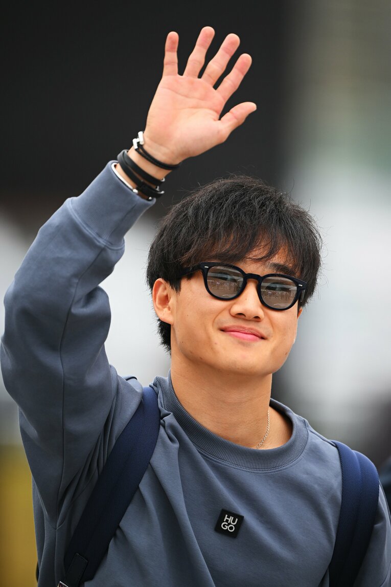 鈴鹿サーキット入りし、母国ファンからの歓声に応える角田　©Getty Images / Red Bull Content Pool