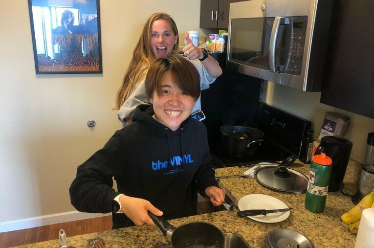 チームメイトとの関係も良好。先日は、手料理（肉じゃが）を振る舞ったとか。 ／ photograph by Yuka Momiki