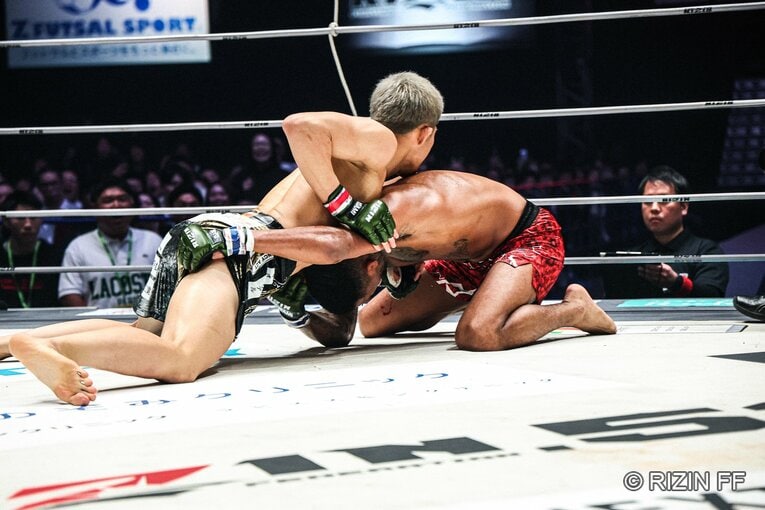秋元強真vs.パッチー・ミックス　©RIZIN FF
